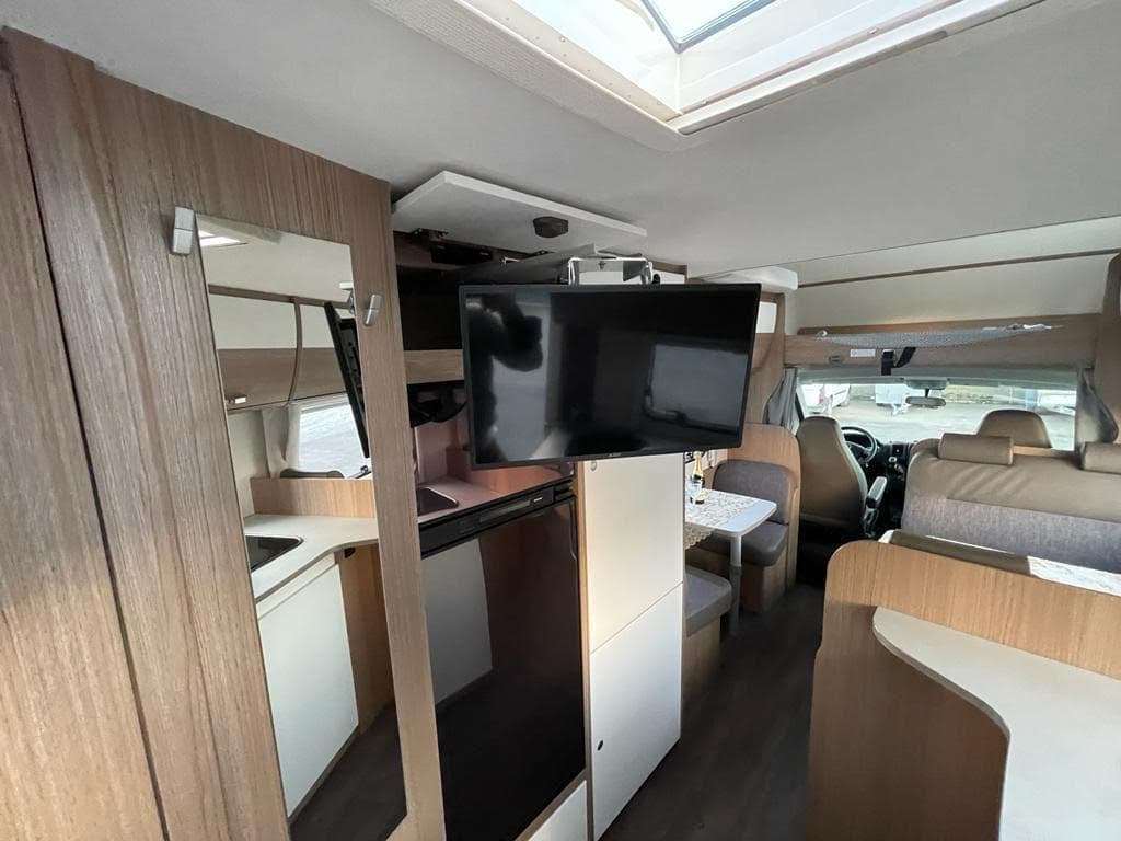 Interno accogliente del camper: la zona giorno con cucina e dinette.