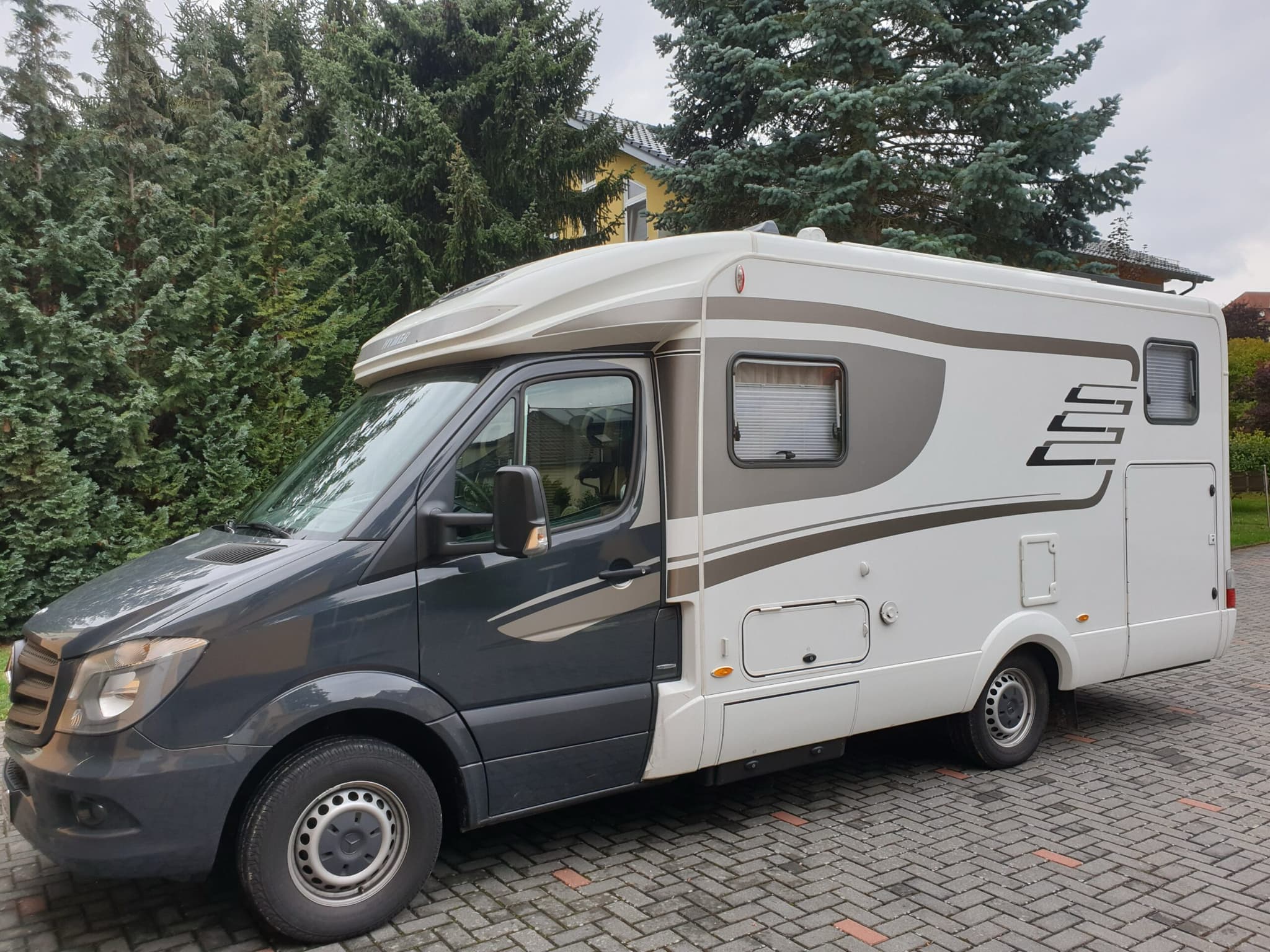 Il camper Hymer 2014 su base Mercedes-Benz Sprinter, parcheggiato all'aperto.